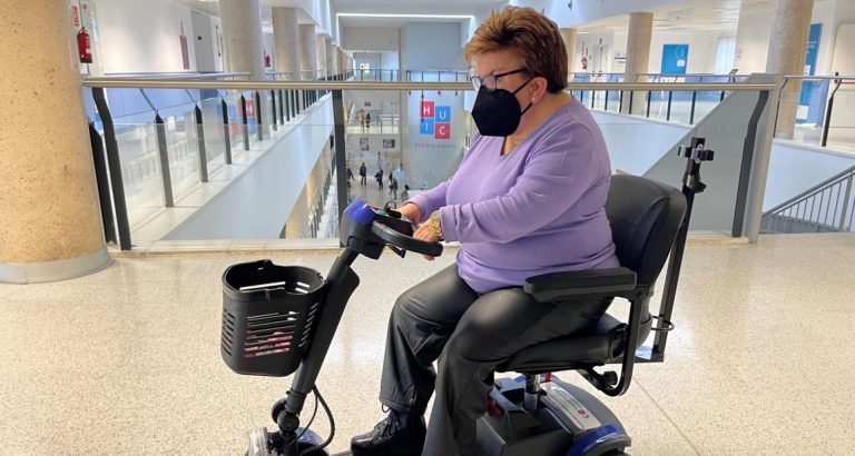 El Hospital Infanta Cristina estrena un servicio de scooter eléctrico para facilitar la movilidad