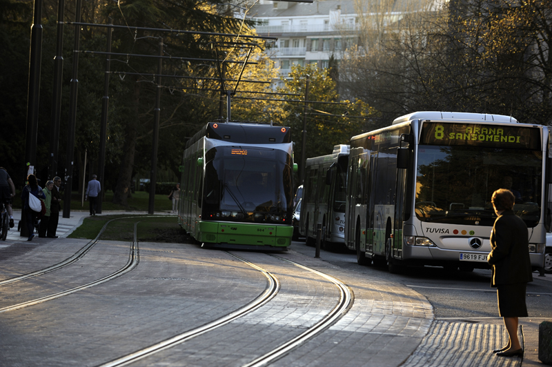 Transporte publico, urbanos y tranvia. Catenarias
