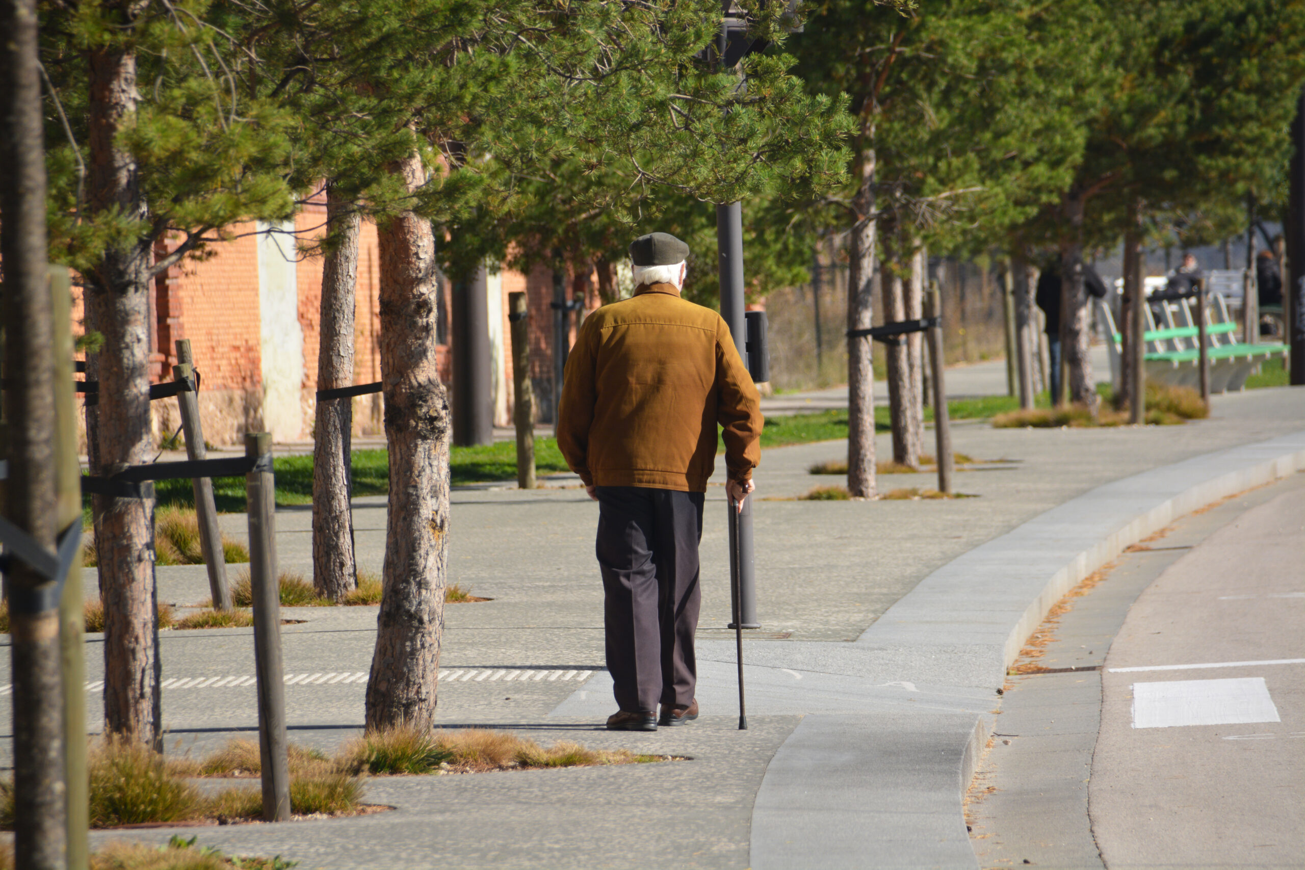 anciano paseando por la calle