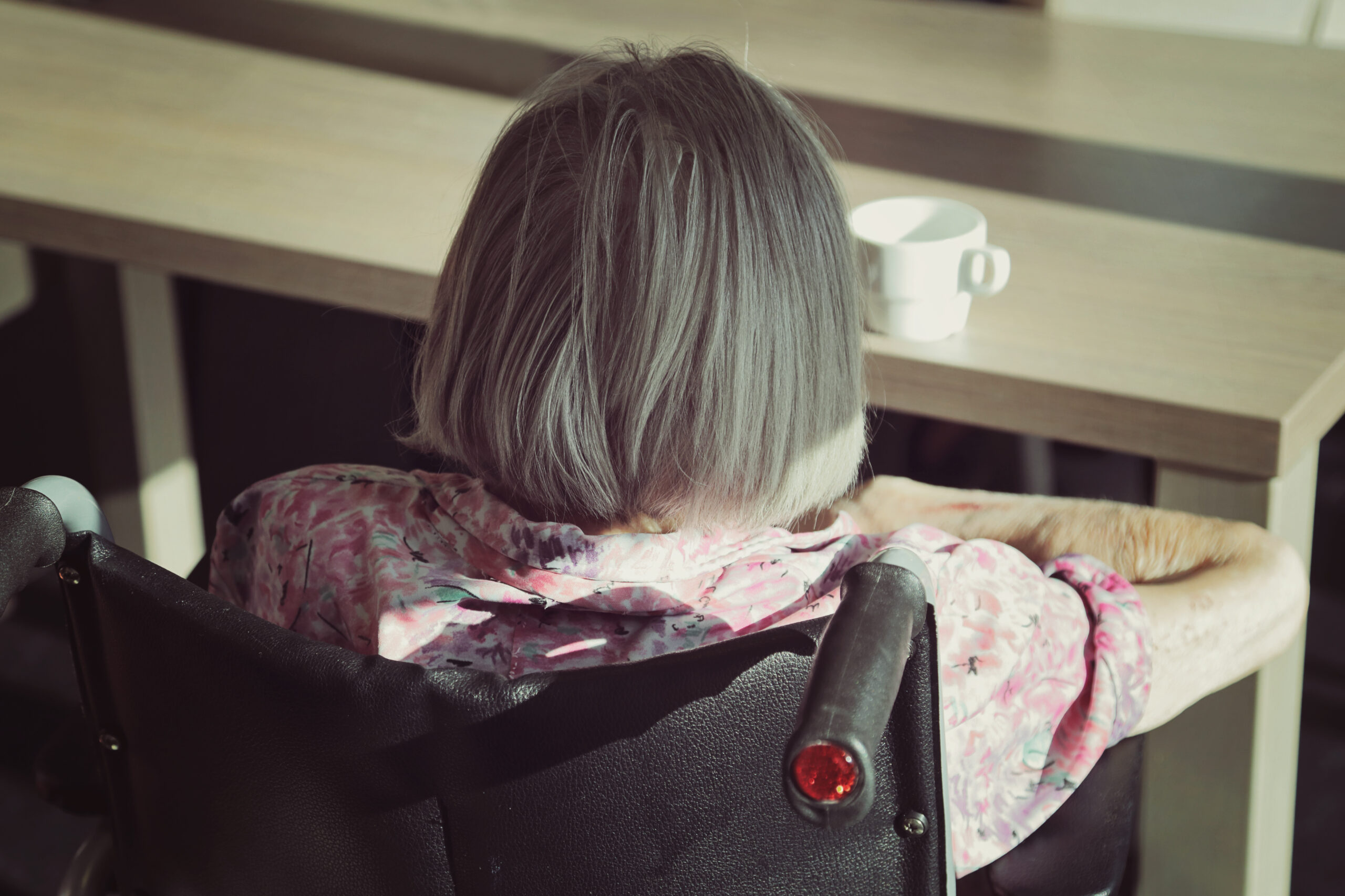 femme senior handicape dans maison de repos